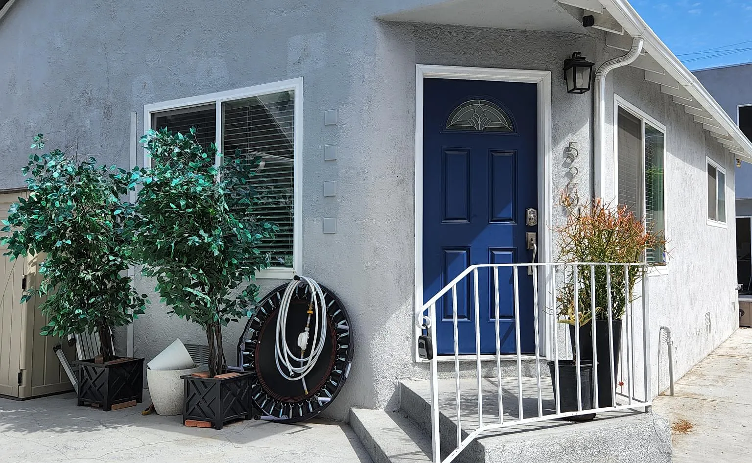 520 1/2 N Poinsettia Pl — Photo 1