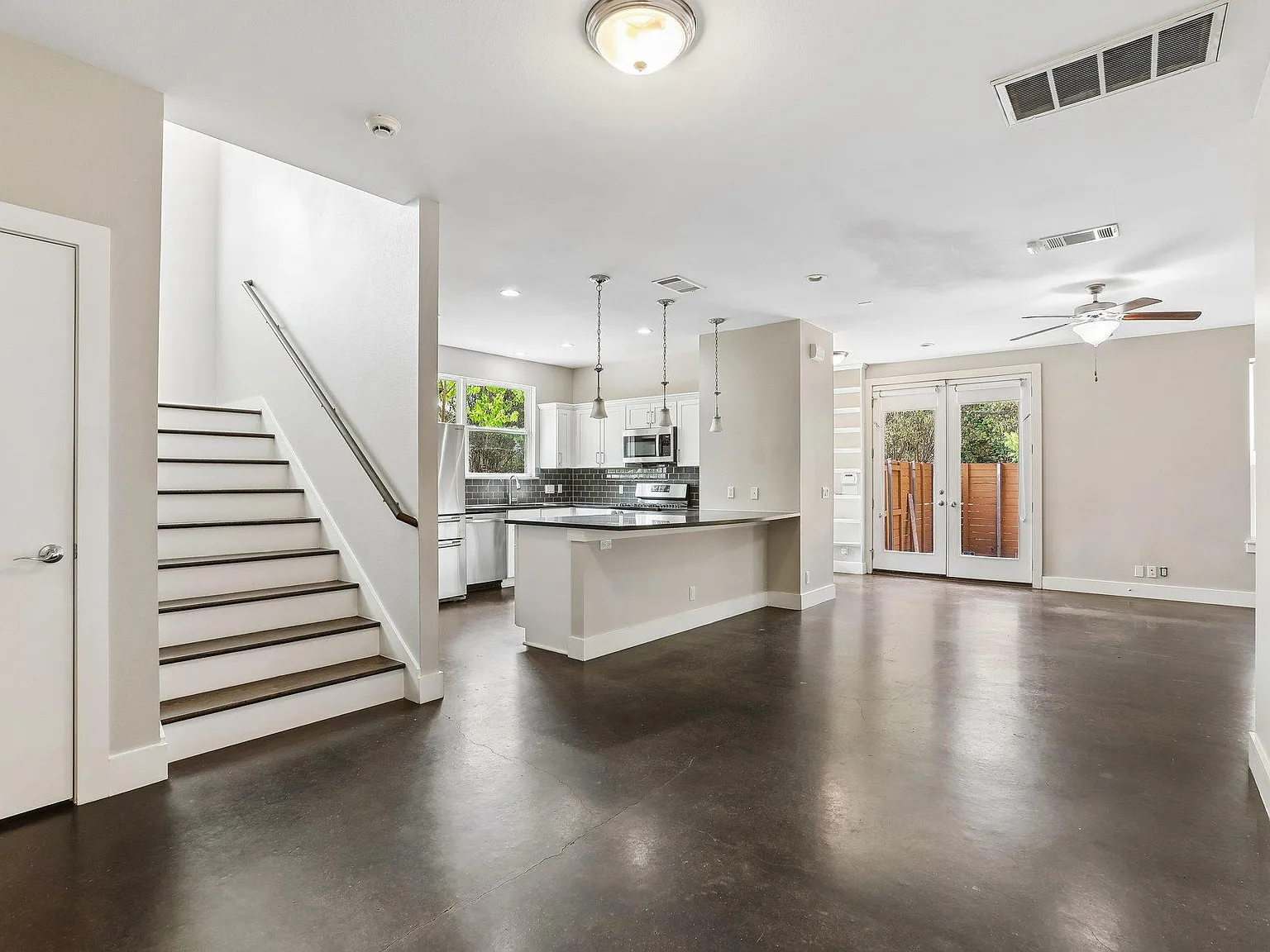 5 bed, 4.0 bath, 2258 sqft, $4,750 — Photo 3