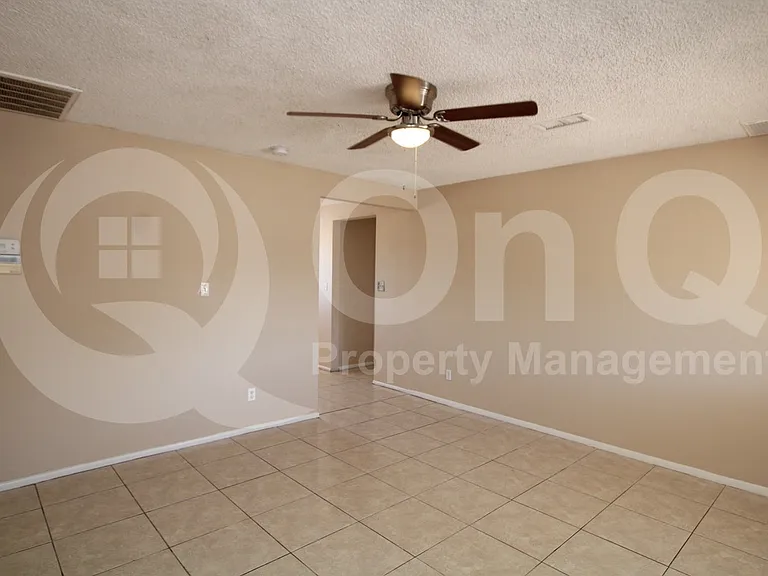 4312 E Burgess Ln — Photo 5