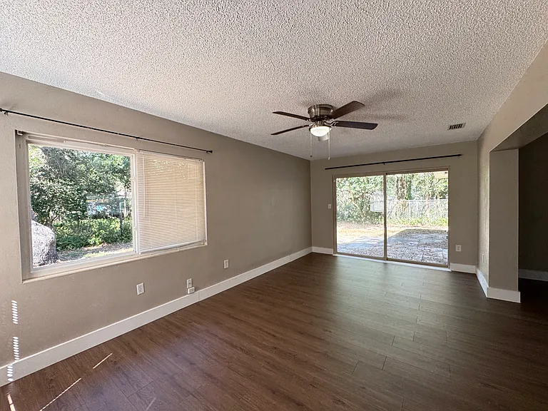 310 Longwood Dr — Photo 11
