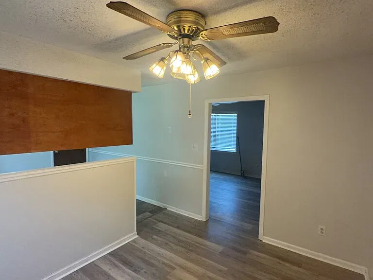 902 Laurel Ln — Photo 6