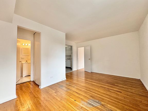 5th image of 142-27 Barclay Ave #3B