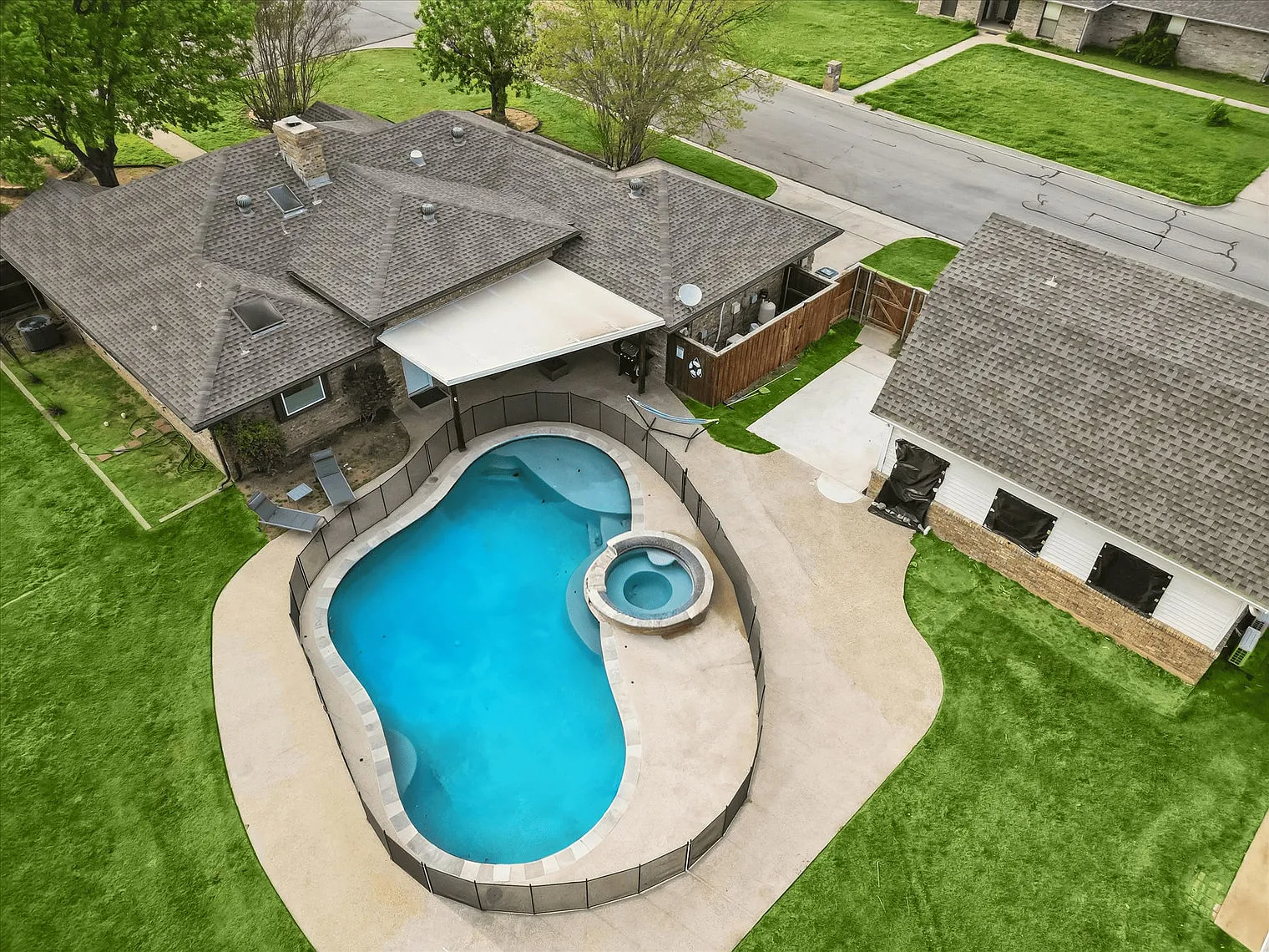 4 bed, 2.0 bath, 2497 sqft, $12,838 — Photo 3