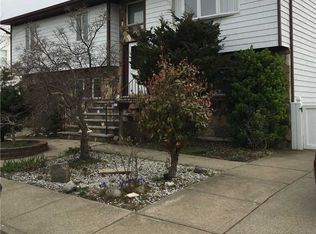 809 Canal St, Lindenhurst, NY 11757