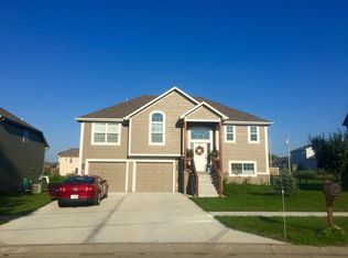 1236 S Delaware Dr, Tonganoxie, KS 66086