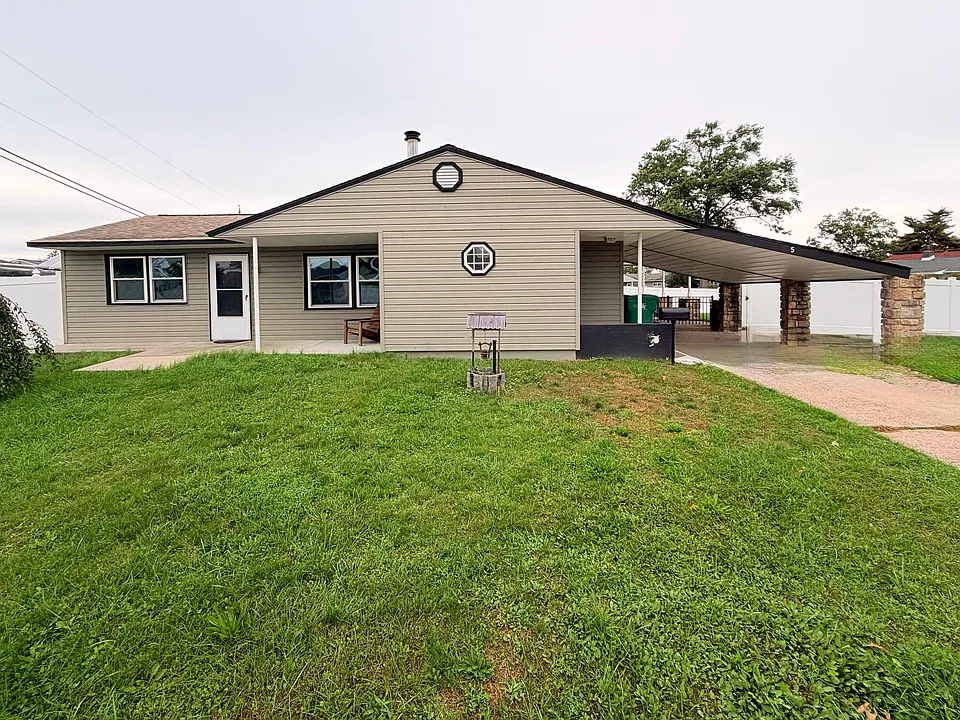 5 Forest Ln