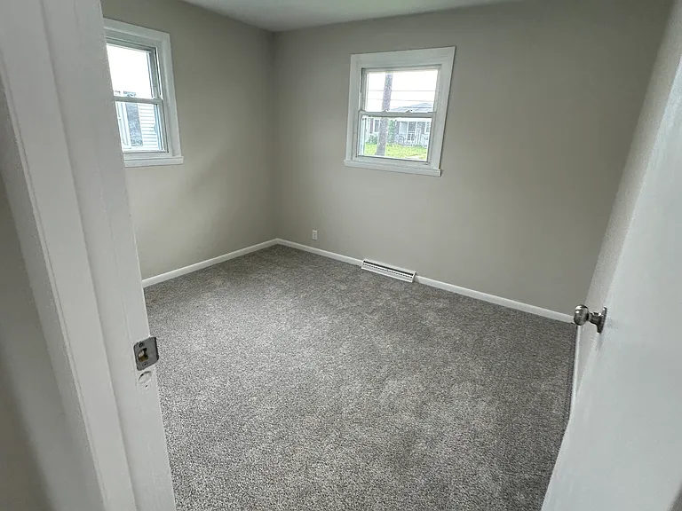 325 S Highland Ave — Photo 4