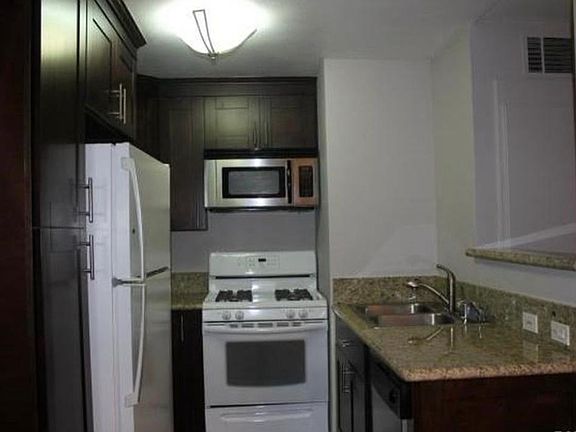 4th image of 5520 Owensmouth Ave APT 221