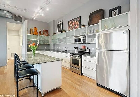 3rd image of 648 N Damen Ave #3