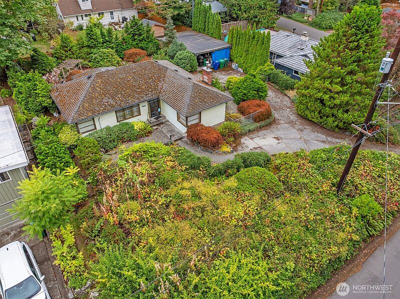 5th image of 4005 NE 88th Street
