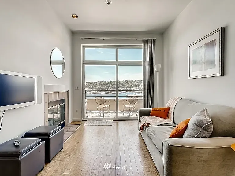 1504 Aurora Ave N #503 — Photo 1