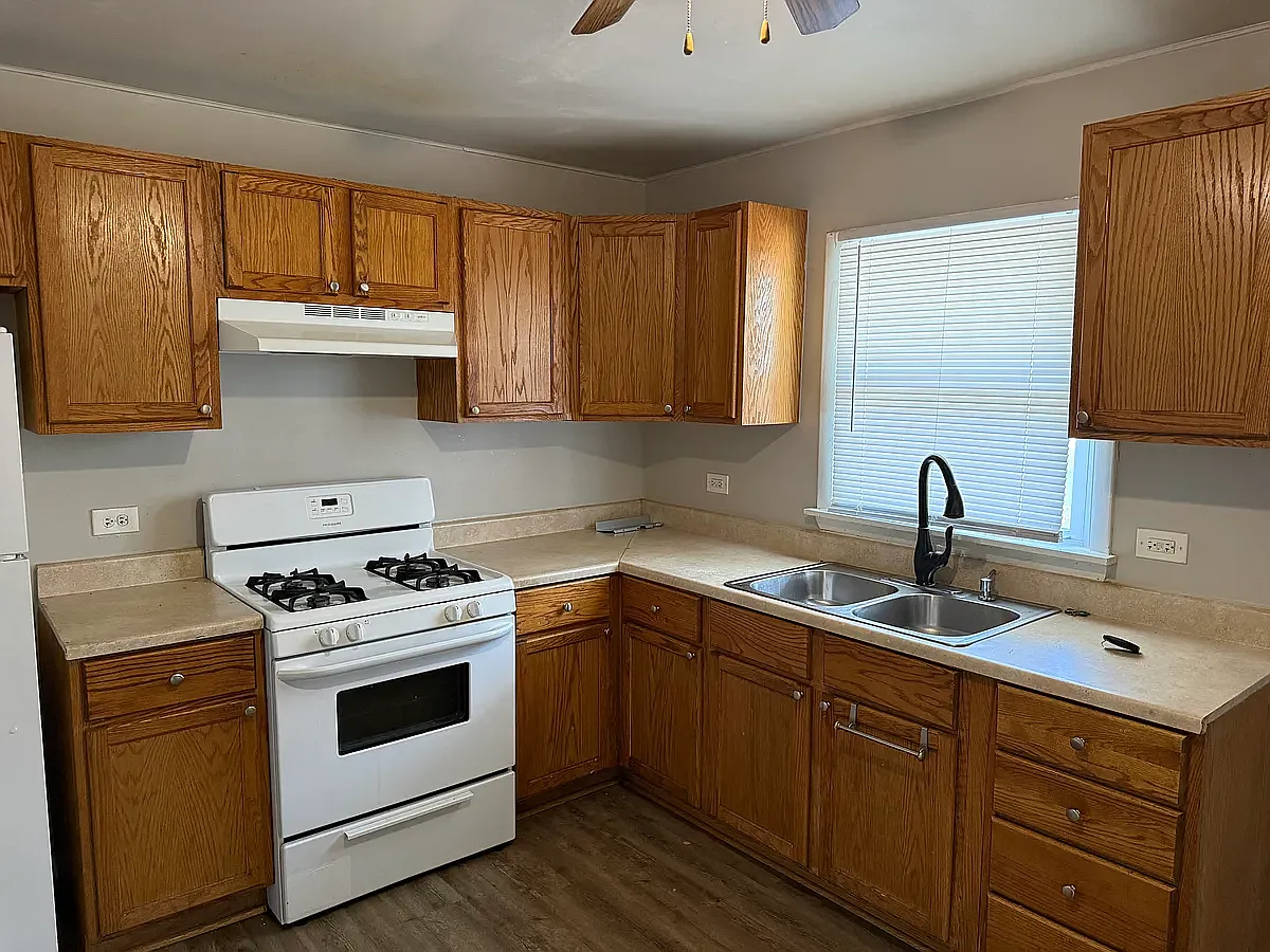 5 bed, 1234 sqft, $2,800 — Photo 2