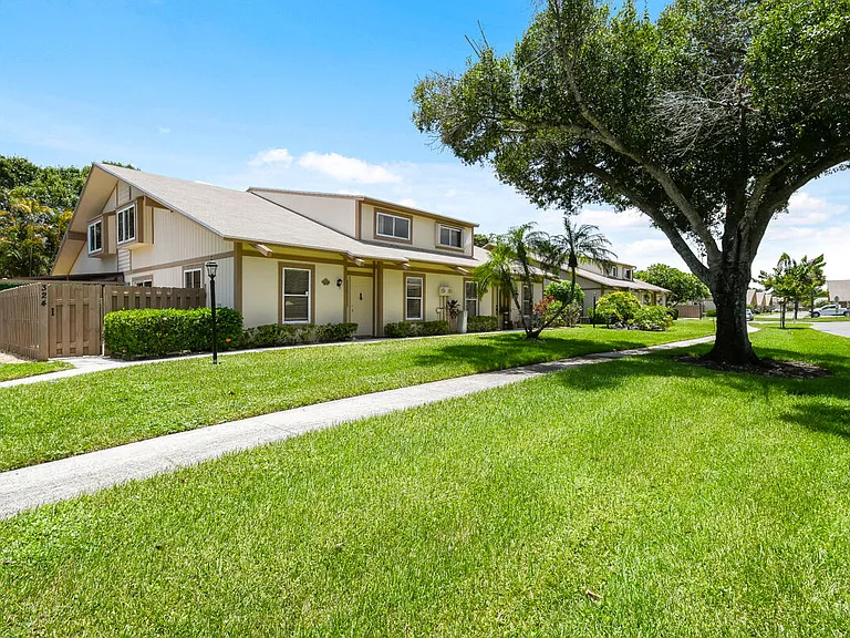 324 Maplecrest Cir — Photo 4