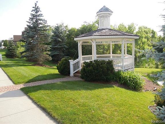 4th image of 2131 Marie Dr