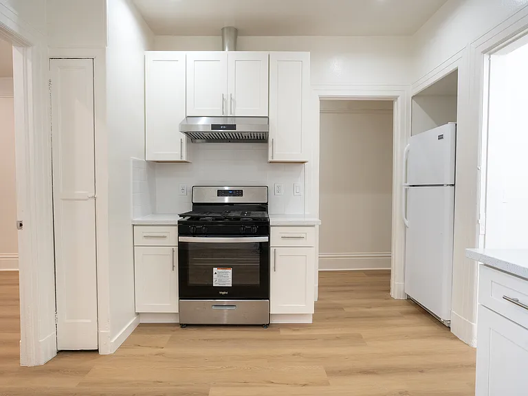 1048 Montgomery St — Photo 13