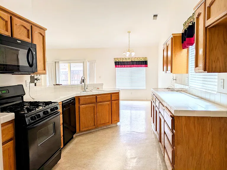 3462 Shaft St — Photo 5