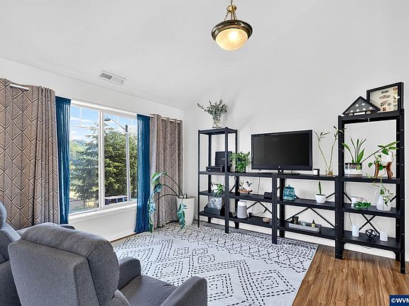2nd image of 813 Joel Palmer Way