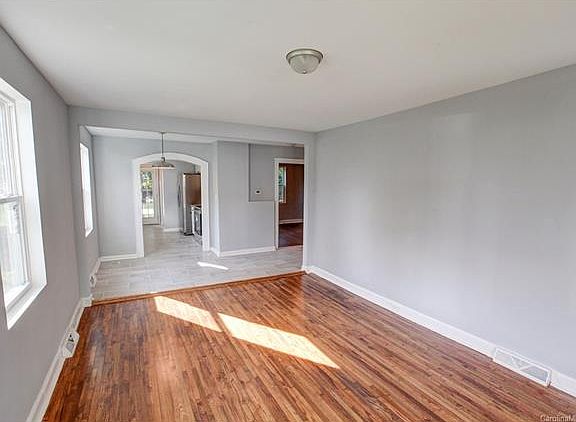 4th image of 19 Oak Grove St