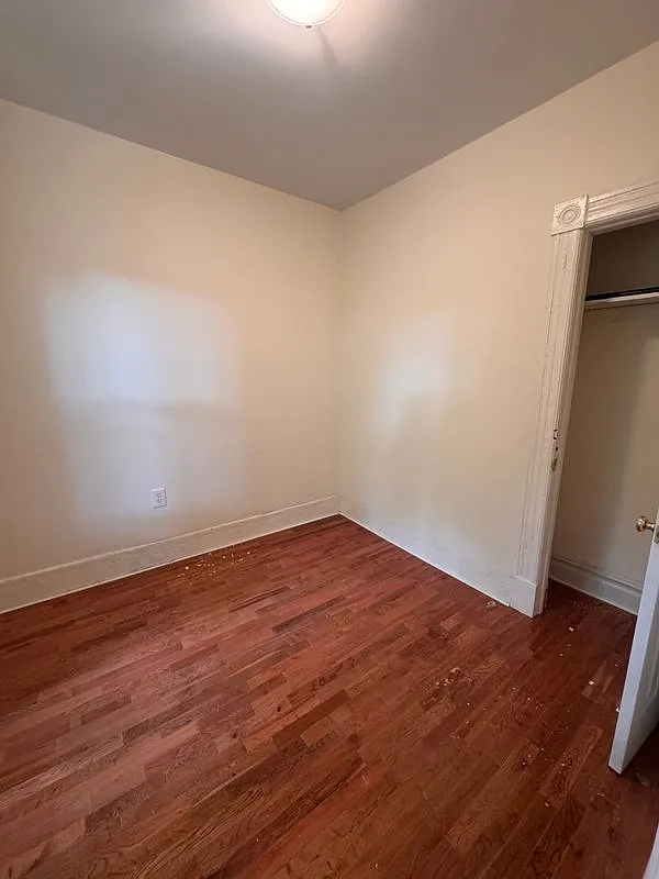 3 bed, 1.0 bath, 700 sqft, $2,200 — Photo 3