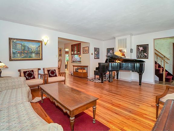 3rd image of 8 Birchbrook Dr