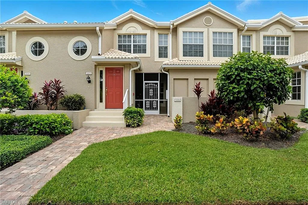 2 bed, 2.0 bath, 1076 sqft, $5,500 — Photo 2