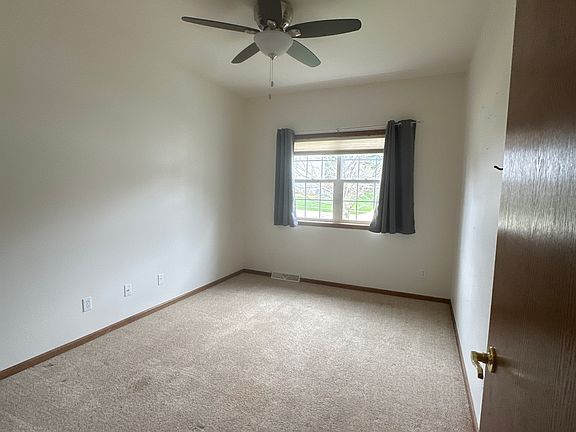 3rd image of 913 Hickory Creek Dr