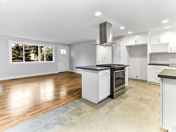 All brand new kitchen, high end appliances! 