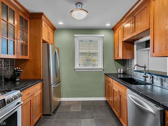 5th image of 465 Franklin Tpke