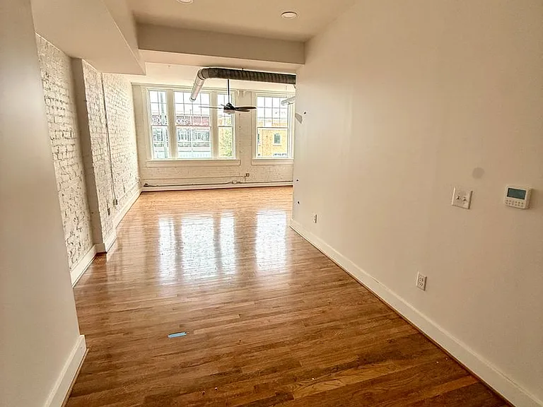 2033 W Broad St — Photo 14