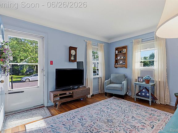 4th image of 853 Wordsworth St