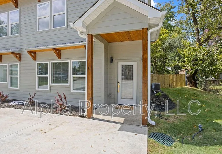 5 McDade St #B — Photo 3