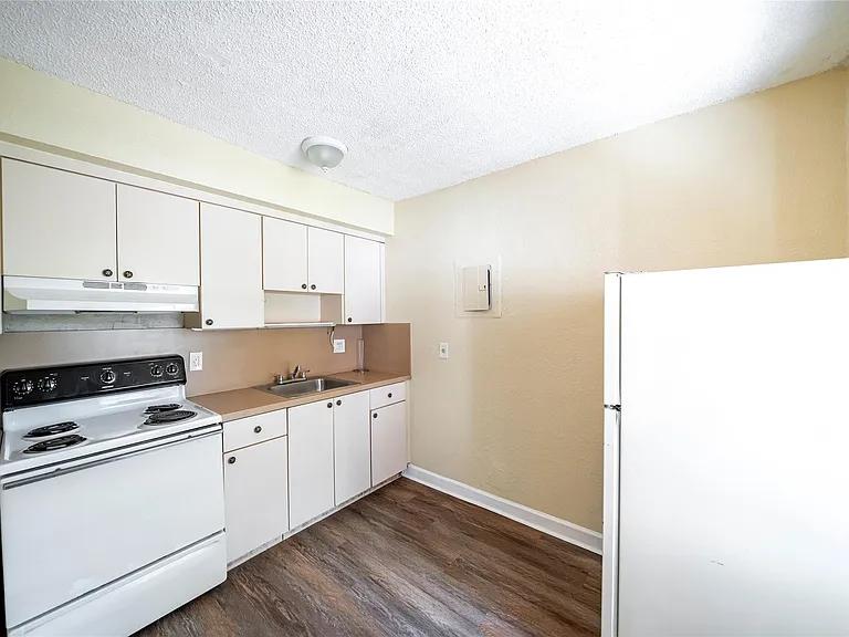 115 NE 4th St #3 — Photo 4