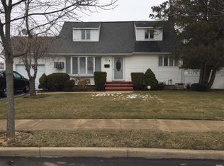 5 Linwood Pl, Massapequa Park, NY 11762