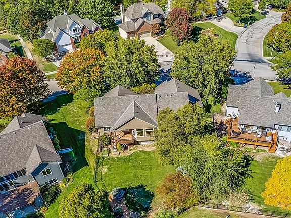 3rd image of 324 N Lancaster Dr