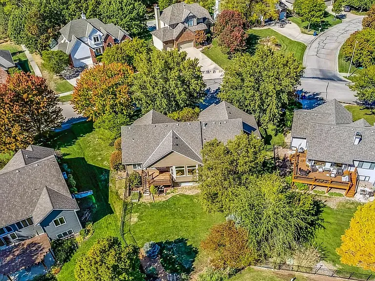 324 N Lancaster Dr — Photo 3