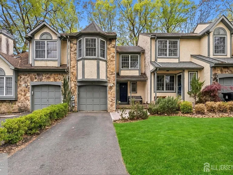 3 Dorchester Dr — Photo 2
