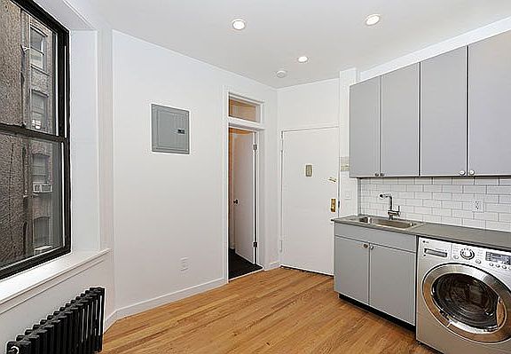 2nd image of 190 Avenue Of The Americas #3R