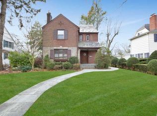 103 Plandome Ct, Manhasset, NY 11030