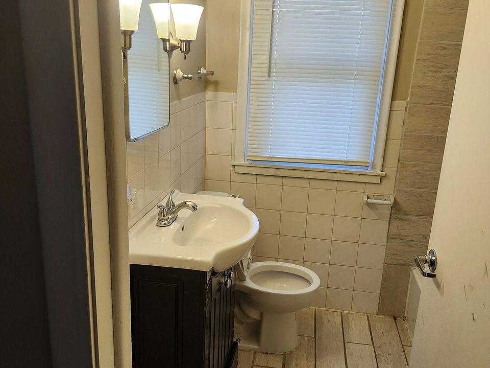 Bathroom 1 upstairs