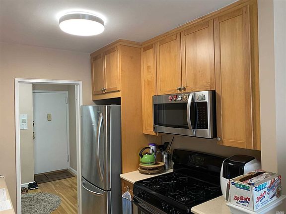 3rd image of 4325 Douglaston Pkwy APT 5A