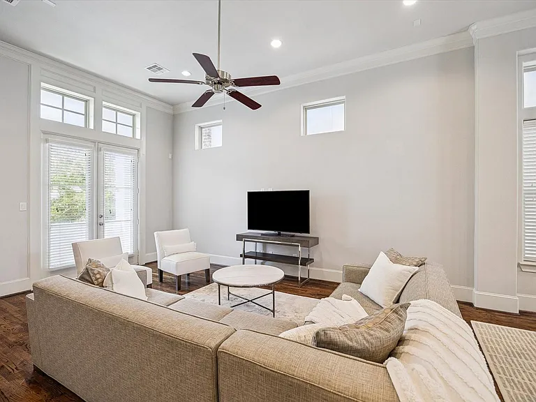 2048 Fannin Sta S — Photo 12