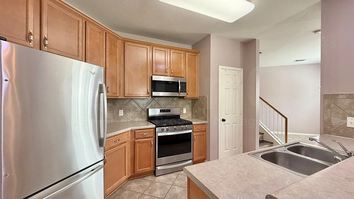 2 bed, 2.5 bath, 1550 sqft, $2,000 — Photo 3