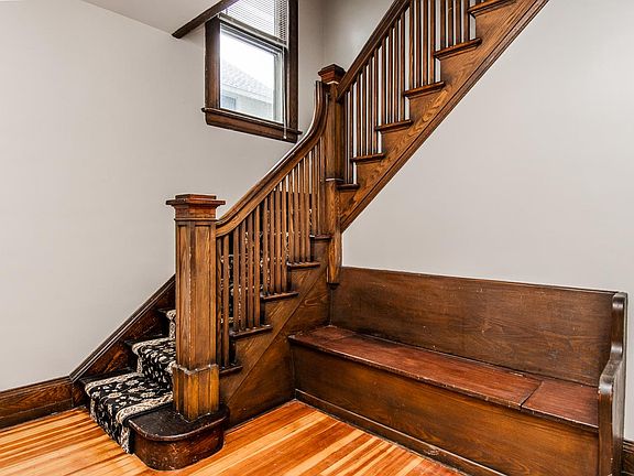 Beautiful Oak entry foyer with built-in bench seat and high ceilings!