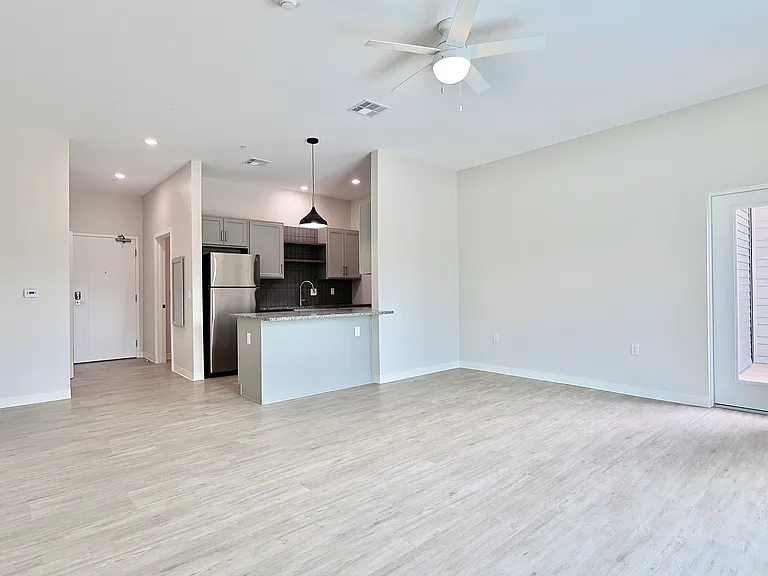 727 Poyntz Ave #415 — Photo 1