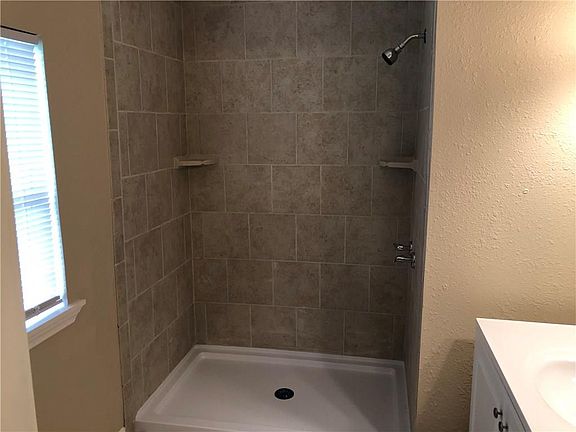 5th image of 1689 Shinn Cir