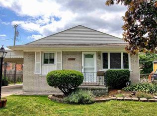 22418 Grove Pointe St, Saint Clair Shores, MI 48081