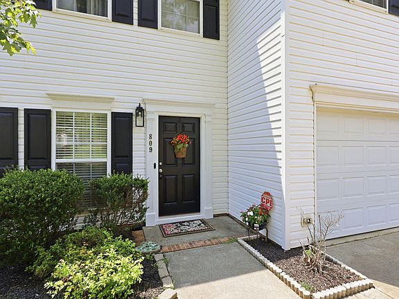 4th image of 809 Stackhurst Way