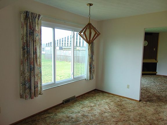 4th image of 2230 Woodcrest Dr