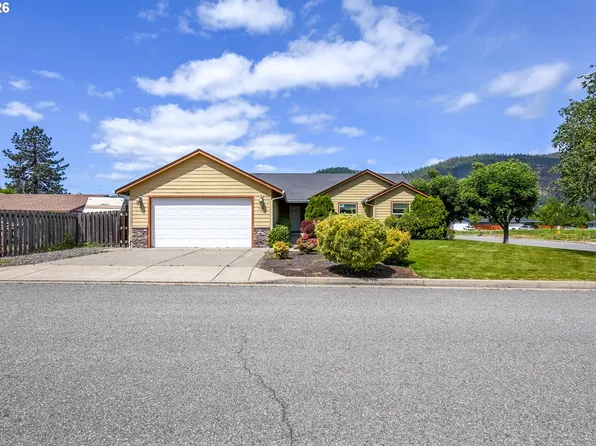 335 Weaver Ave, Myrtle Creek, OR 97457