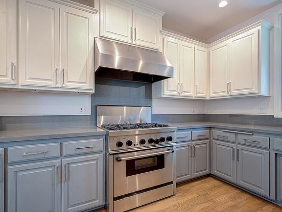 5th image of 858 N West Knoll Dr